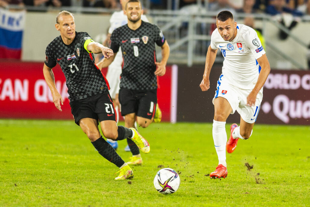 Na snímke zľava Domagoj Vida (Chorvátsko) a Ivan Schranz (Slovensko) počas zápasu H-skupiny kvalifikácie Majstrovstiev sveta 2022 Slovensko - Chorvátsko 4. septembra 2021 v Bratislave. FOTO TASR – Jakub Kotian