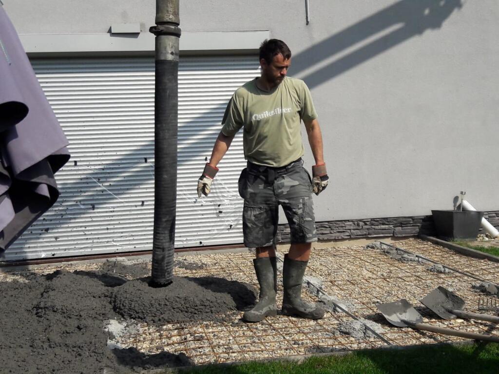 Počas víkendu na dome vo Vojke budoval terasu.