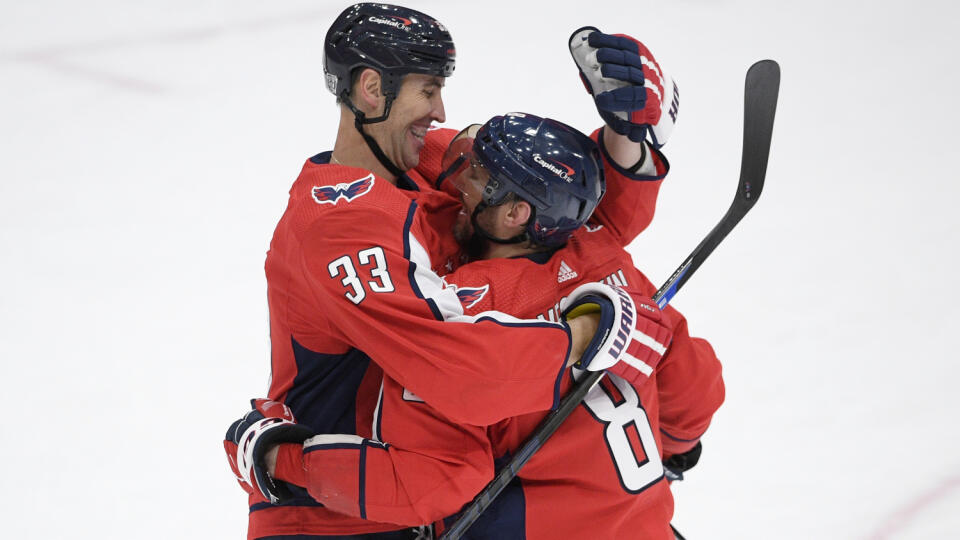 EBE 3 Washington - Na snímke vľavo slovenský obranca Capitals Zdeno Chára a jeho ruský spoluhráč útoku Alexander Ovečkin oslavujú víťazstvo v zápase hokejovej NHL Washington Capitals - Boston Bruins v noci na 31. januára 2021. Ovečkin zaznamenal 708. zásah v profilige a v štatistike vyrovnal zápis siedmeho najlepšieho strelca histórie Mikea Gartnera. FOTO TASR/AP
Washington Capitals defenseman Zdeno Chara (33) and left wing Alex Ovechkin (8) celebrate after an NHL hockey game against the Boston