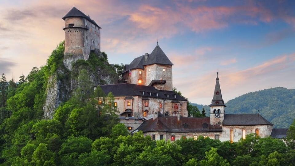 Jeden z najkrajších a najväčších hradov na Slovensku je Oravský hrad, ktorý sa týči na vysokej skale nad riekou Orava. Oravský hrad vlastnilo mnoho aristokratov a šľachticov. Slúžil na ochranu dôležitej cesty do Poľska. Veľa scén zo známeho upírskeho hororu Nosferatu (1922) bolo natočených na Oravskom zámku.