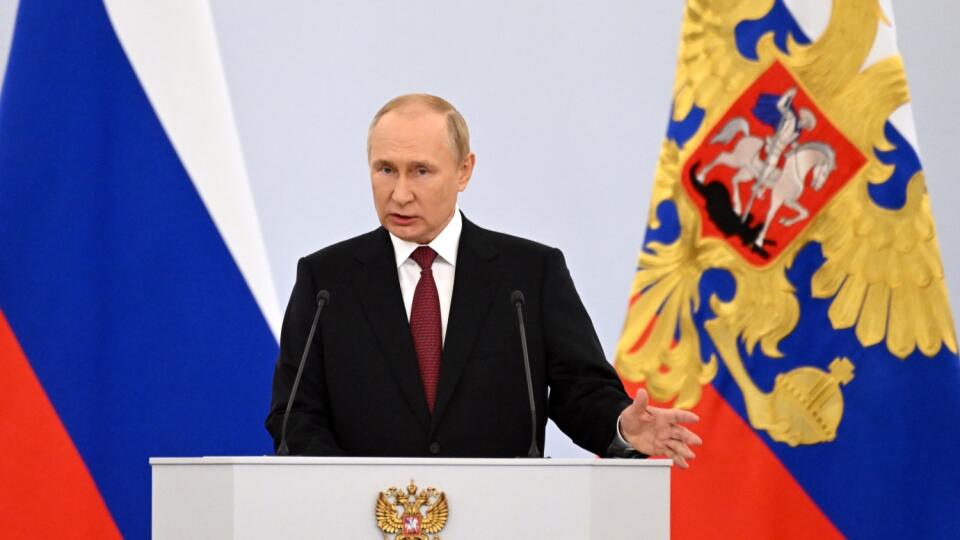 JB 7 Moskva - Ruský prezident Vladimir Putin počas prejavu na oslavách vyhlásenia anexie štyroch okupovaných ukrajinských oblastí za štátne územie Ruska, na Červenom námestí v Moskve 30. septembra 2022. Putin vyhlásil v piatok - počas prejavu v Kremli - štyri okupované ukrajinské oblasti za štátne územie Ruska. Anexia Doneckej a Luhanskej oblasti a častí Záporožskej a Chersonskej oblasti nie je medzinárodne uznaná. TASR správu prevzala z DPA, AFP a BBC. V štyroch okupovaných regiónoch – v samozv