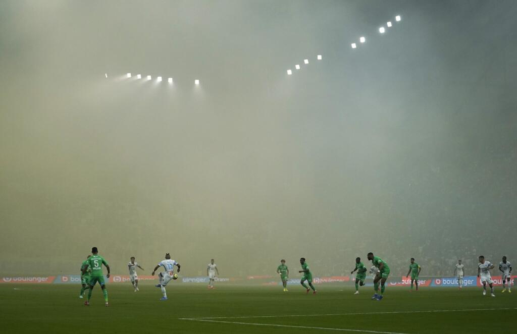 Disciplinárna komisia francúzskej futbalovej Ligue 1 vydala predbežné opatrenia po výtržnostiach pred, počas a po ligovom zápase AS St. Étienne - SCO Angers (2:2).