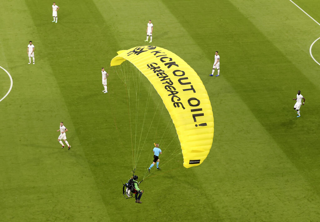 KK53 Mníchov - Aktivista ekologickej organizácie Greenpeace s motorovým padákovým klzákom dopadá na štadión pred zápasom základnej F-skupiny Francúzsko - Nemecko na ME vo futbale 15. júna 2021 v Mníchove. FOTO TASR/AP
The German players look on as a Greenpeace paraglider lands in the stadium prior to the Euro 2020 soccer championship group F match between France and Germany at the Allianz Arena stadium in Munich, Tuesday, June 15, 2021. (AP Photo/ctivist Alexander Hassenstein, Pool)