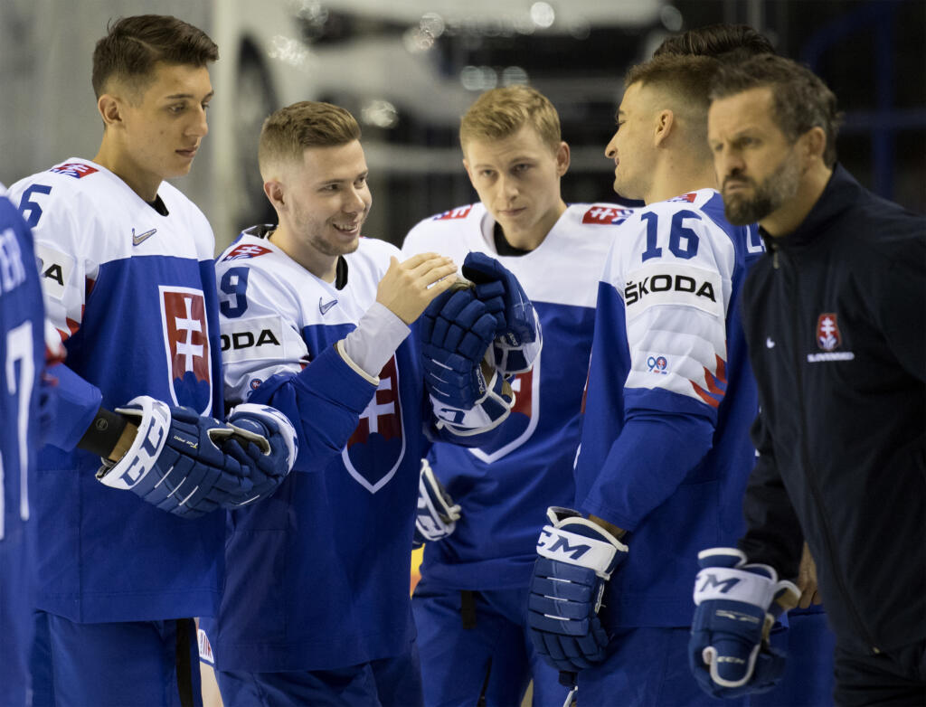 Na snímke zľava Martin Fehérváry, Matúš Sukeľ, Dávid Bondra, Róbert Lantoši a asistent trénera Róbert Petrovický počas spoločného fotenia slovenskej hokejovej reprezentácie na 83. majstrovstvách sveta v ľadovom hokeji v Košiciach