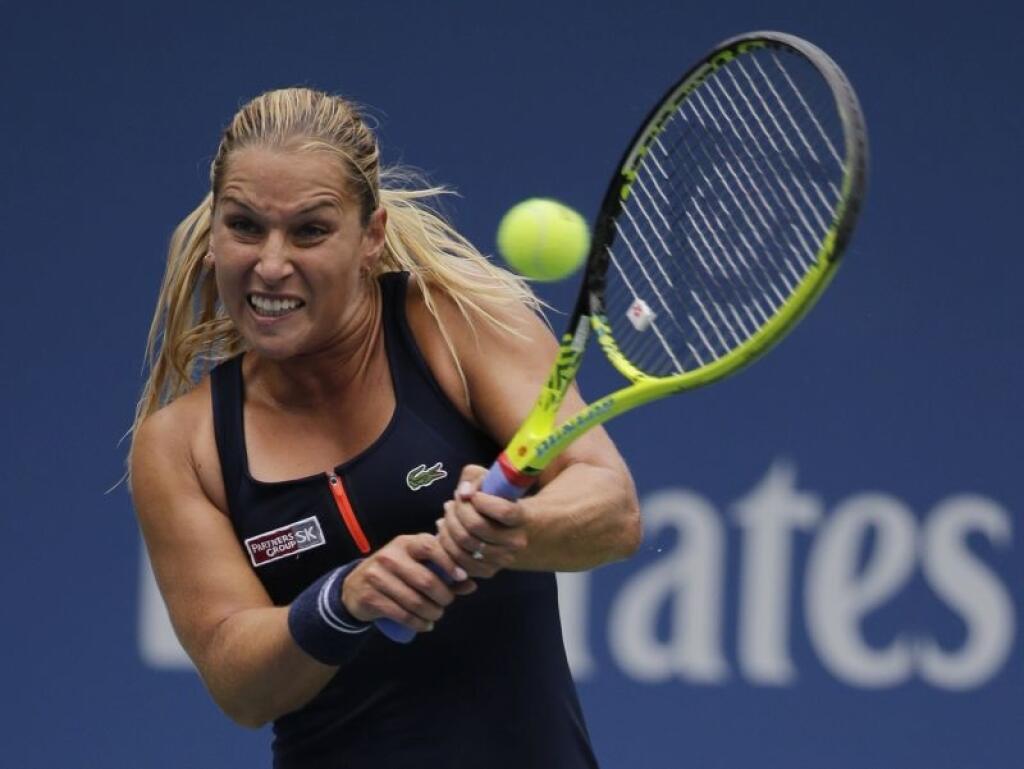 SY 26 New York - Slovenská tenistka Dominika Cibulková odvracia loptičku v zápase proti Srbke Ane Ivanovičovej v 1. kole tenisového turnaja US Open v New Yorku 31. augusta 2015. FOTO TASR/AP
Dominika Cibulkova, of Slovakia, returns a shot to Ana Ivanovic, of Serbia, during the first round of the U.S. Open tennis tournament, Monday, Aug. 31, 2015, in New York. (AP Photo/Matt Rourke)