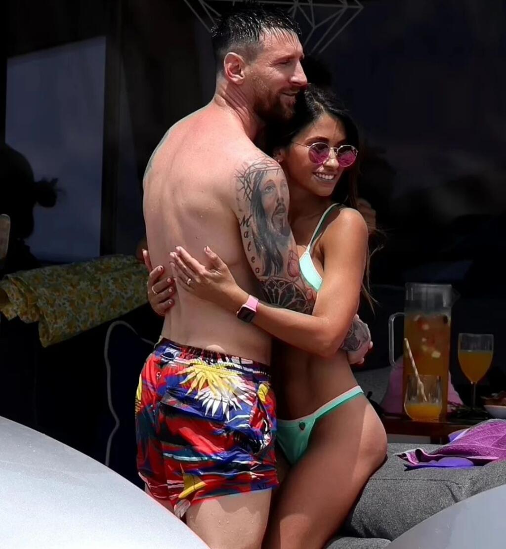 Lionel Messi s manželkou na jachte, z ktorej sa presunuli do luxusného hotela. Antoinela bola v zelených plavkách naozaj sexi a paparazzi a fanúšikovia iba slintali.