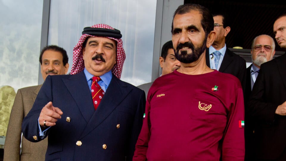 Bahrajnský kráľ Hamad bin Isa Al Khalifa (vľavo) a dubajský šejk Mohammed bin Rašín Al-Maktúm.
