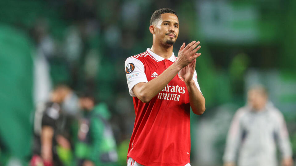 5. William Saliba - Francúzsky režisér defenzívy Arsenalu sa prebojoval do najlepšej 11tky tohtoročnej sezóny Premier League. Saliba je šikovným rozohrávačom hry a taktiež vyniká vo vzdušných súbojoch.