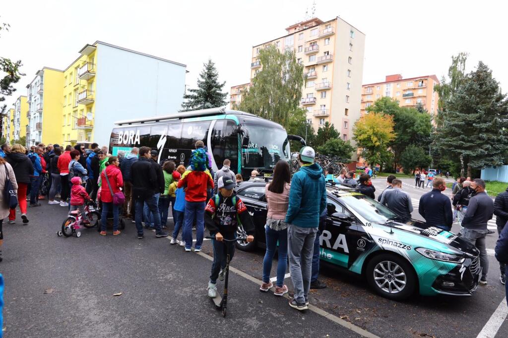 Takto to vyzerá pred štvrtou etapou pretekov Okolo Slovenska. Fanúšikovia sa prišli pozrieť hlavne na Petra Sagana.