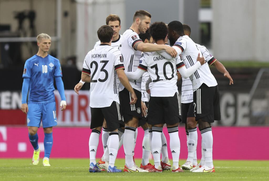 Návrat nemeckých futbalových reprezentantov zo stredajšieho zápasu kvalifikácie MS 2022 na Islande sprevádzali nečakané ťažkosti.