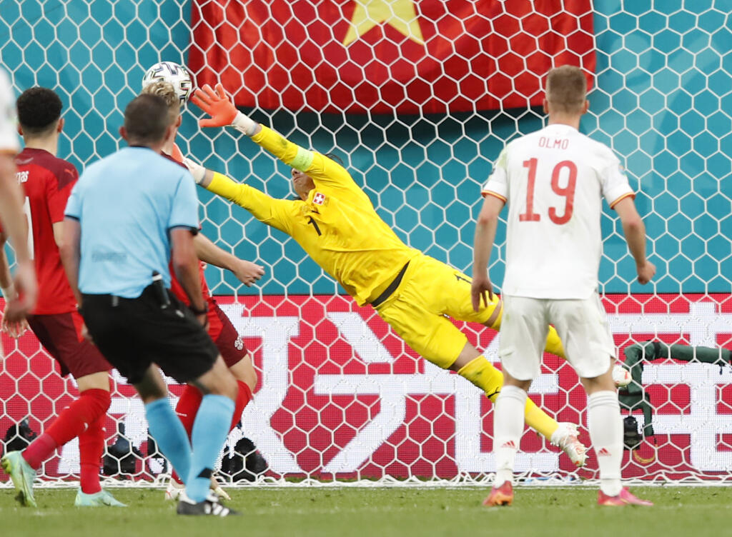 JB 43 Petrohrad - Švajčiarsky brankár Yann Sommer chytá loptu v zápase štvrťfinále Švajčiarsko - Španielsko na EURO 2020 vo futbale v Petrohrade 2. júla 2021. FOTO TASR/AP
Switzerland's goalkeeper Yann Sommer makes a save during the Euro 2020 soccer championship quarterfinal match between Switzerland and Spain, at the Saint Petersburg stadium in Saint Petersburg, Friday, July 2, 2021. (Maxim Shemetov /Pool Photo via AP)
