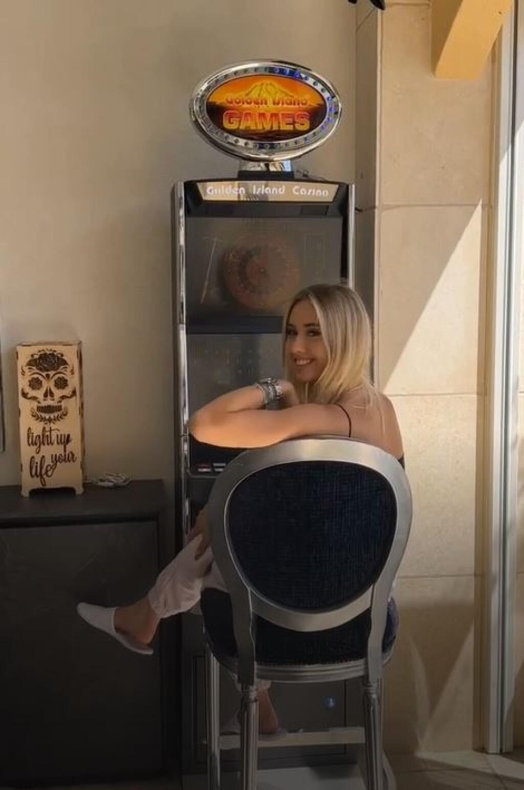 Na záberoch, ktoré zverejnil Róbert Geiss na instagrame je vidieť 17-ročnú Shaniu za hracím automatom. Zábery znepokojili fanúšikov.