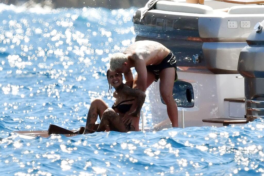 Futbalista Theo Hernandez a modelka Zoe Cristofoli si užili plavbu na jachte plnú erotiky.