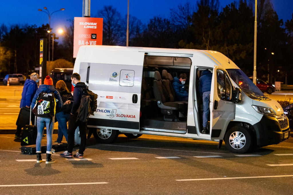 Takto sa domov vracali slovenskí biatlonisti, ktorí z Fínska cestovali vládnym špeciálom.