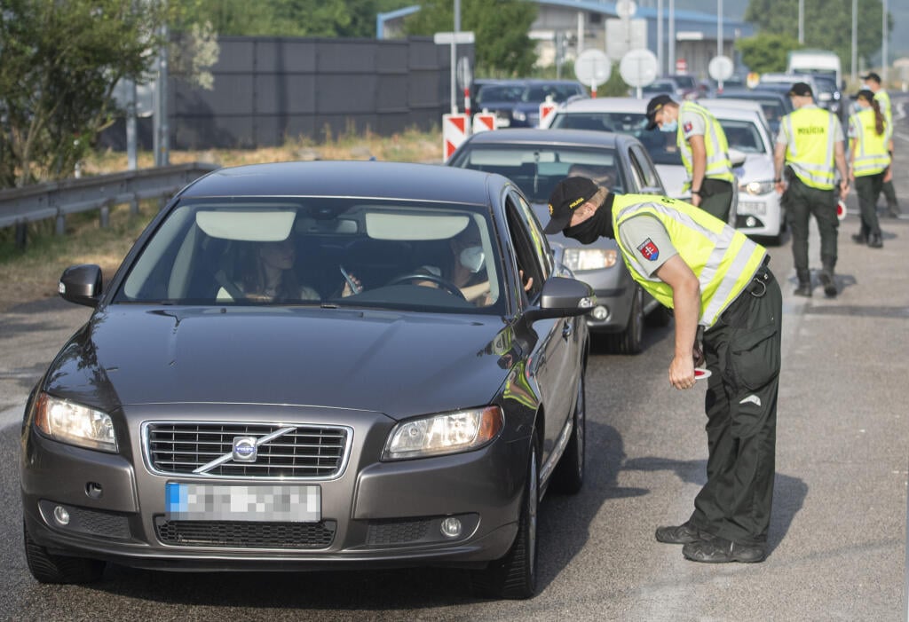 Na bývalých hraničných priechodoch Berg a Jarovce-Kittsee budú v najbližších dňoch prebiehať intenzívne policajné kontroly. Zamerané budú na karanténne povinnosti po vstupe na územie Slovenska. Na snímke policajti kontrolujú vodičov na hraničnom prechode Petržalka-Berg 24. júna 2021. FOTO TASR - Martin Baumann