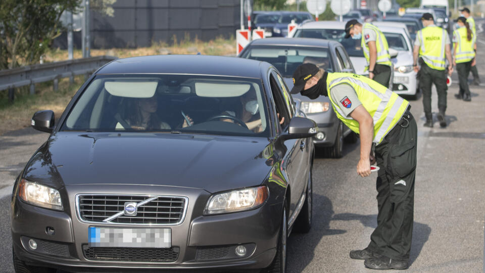 Na bývalých hraničných priechodoch Berg a Jarovce-Kittsee budú v najbližších dňoch prebiehať intenzívne policajné kontroly. Zamerané budú na karanténne povinnosti po vstupe na územie Slovenska. Na snímke policajti kontrolujú vodičov na hraničnom prechode Petržalka-Berg 24. júna 2021. FOTO TASR - Martin Baumann