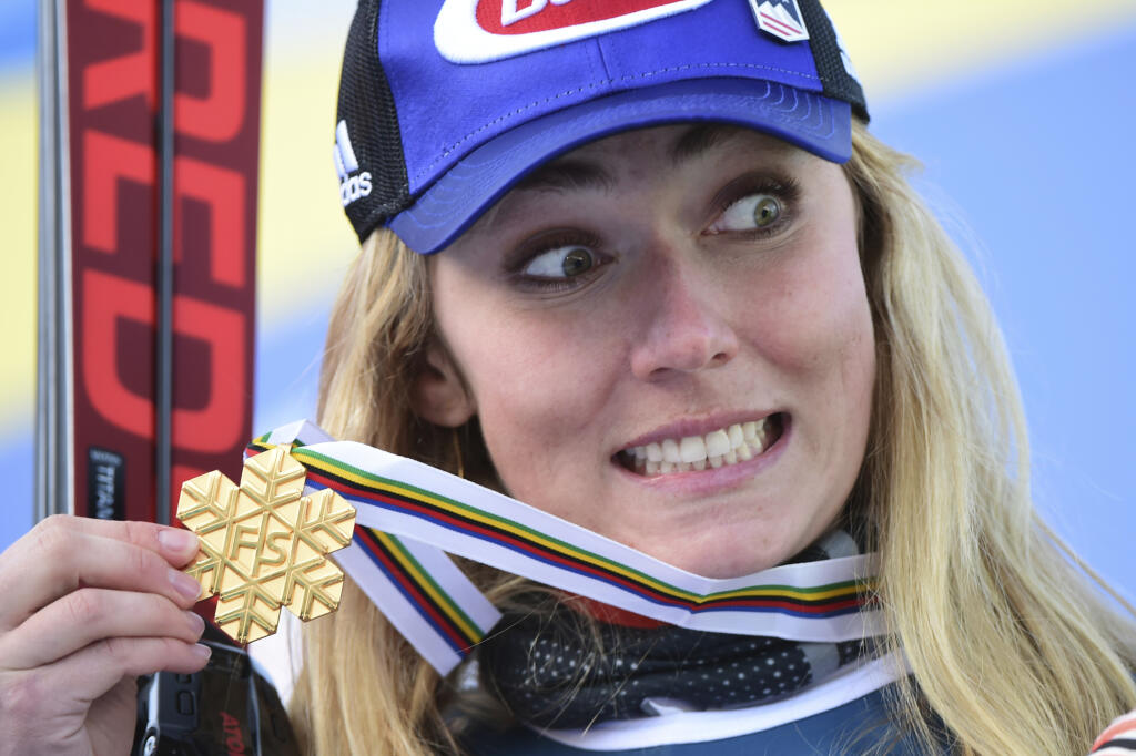 JB 28 Cortina d'Ampezzo - Americká lyžiarka Mikaela Shiffrinová pózuje na pódiu so zlatou medailou po pretekoch v alpskej kombinácii žien na majstrovstvách sveta v alpskom lyžovaní v talianskom stredisku Cortina d'Ampezzo 15. februára 2021. FOTO TASR/AP
United States' Mikaela Shiffrin shows her gold medal for the women's combined race, at the alpine ski World Championships, in Cortina d'Ampezzo, Italy, Monday, Feb. 15, 2021. (AP Photo/Marco Tacca)
