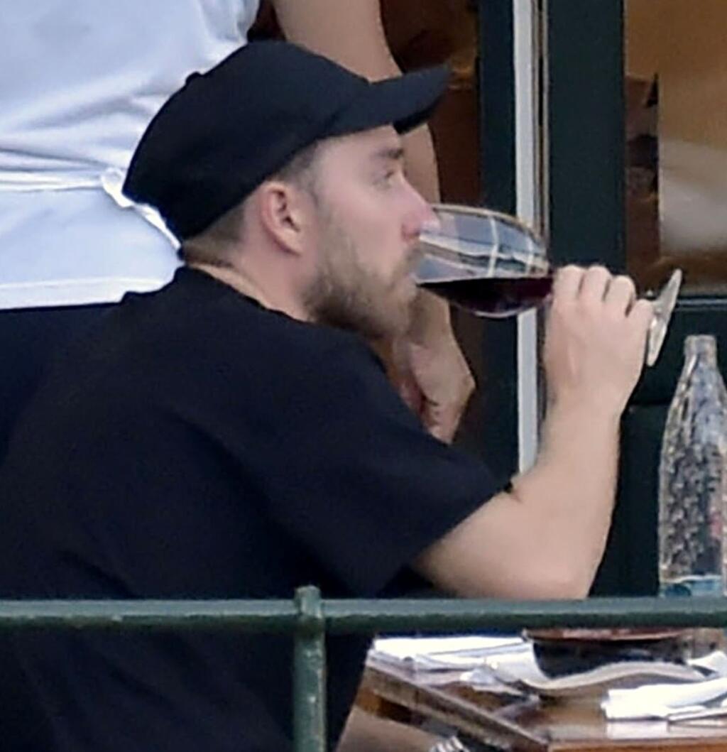 Na terase jedného podniku si Eriksen cucal z vínového pohára červený nápoj.
