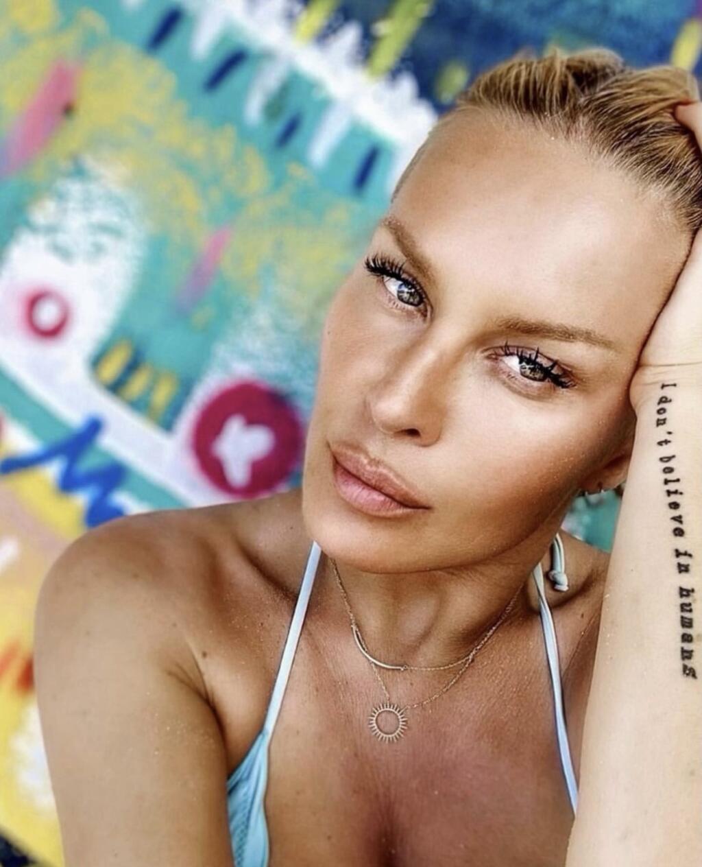 Simona Krainová pôsobí na sociálnej sieti ako dvadsiatka. Dá badať, že sa pomocou filtrov zrejme vyhladila, ale asi pozabudla na dekolt, kde vidieť zošúverenú kožu.