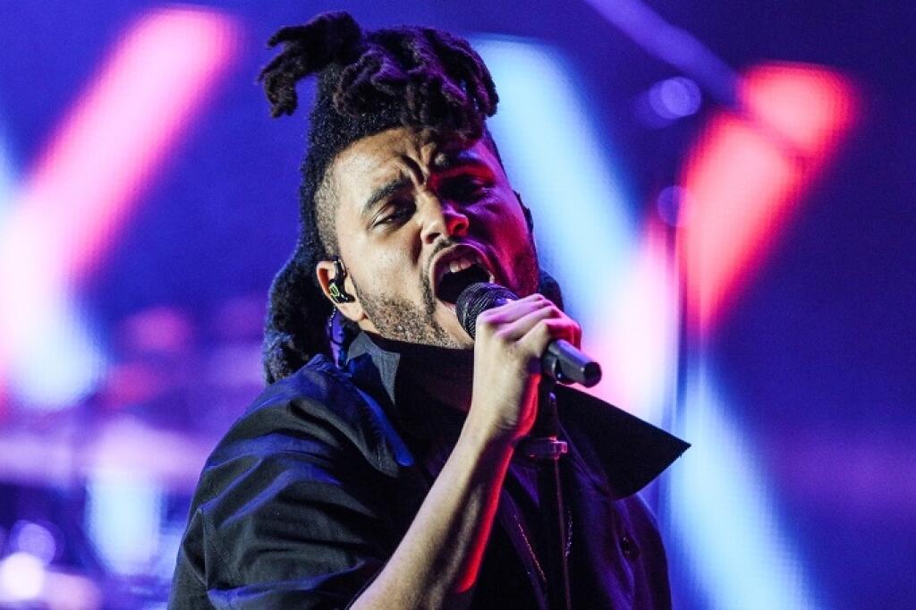 The Weeknd vystupuje počas koncertu v Los Angeles. Pieseň Earned It v podaní kanadského speváka The Weeknda z filmu Pädesiat odtieňov sivej získala nomináciu v kategórii Najlepšia filmová pieseň.