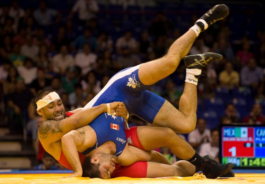 Plijev (v červenom) sa v roku 2012 predstavil aj na olympiáde v zápasení.