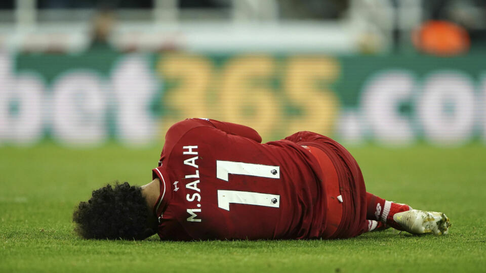 Egyptský futbalový útočník Mohamed Salah z FC Liverpool nenastúpi v utorok v odvete semifinále Ligy majstrov 2018/2019 proti Barcelone.