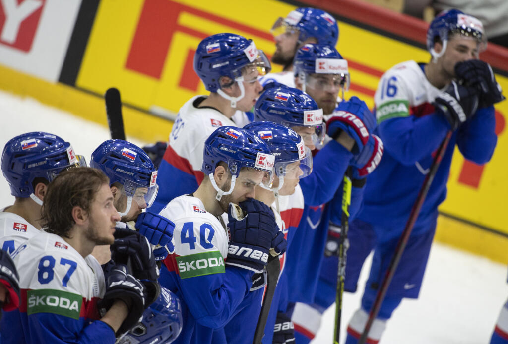 Na snímke slovenskí hokejisti reagujú po prehre 1:2 v zápase základnej A - skupiny Slovensko - Nemecko na 85. majstrovstvách sveta v ľadovom hokeji v Helsinkách v sobotu 14. mája 2022.