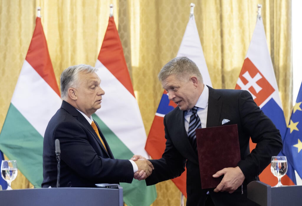 Na snímke maďarský premiér Viktor Orbán (vľavo) a slovenský premiér Robert Fico (Smer-SD) si podávajú ruky po tlačovej konferencii v Bratislave v pondelok 28. apríla 2025. FOTO TASR - Martin Baumann