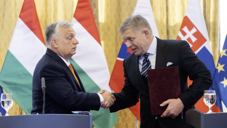 Na snímke maďarský premiér Viktor Orbán (vľavo) a slovenský premiér Robert Fico (Smer-SD) si podávajú ruky po tlačovej konferencii v Bratislave v pondelok 28. apríla 2025. FOTO TASR - Martin Baumann