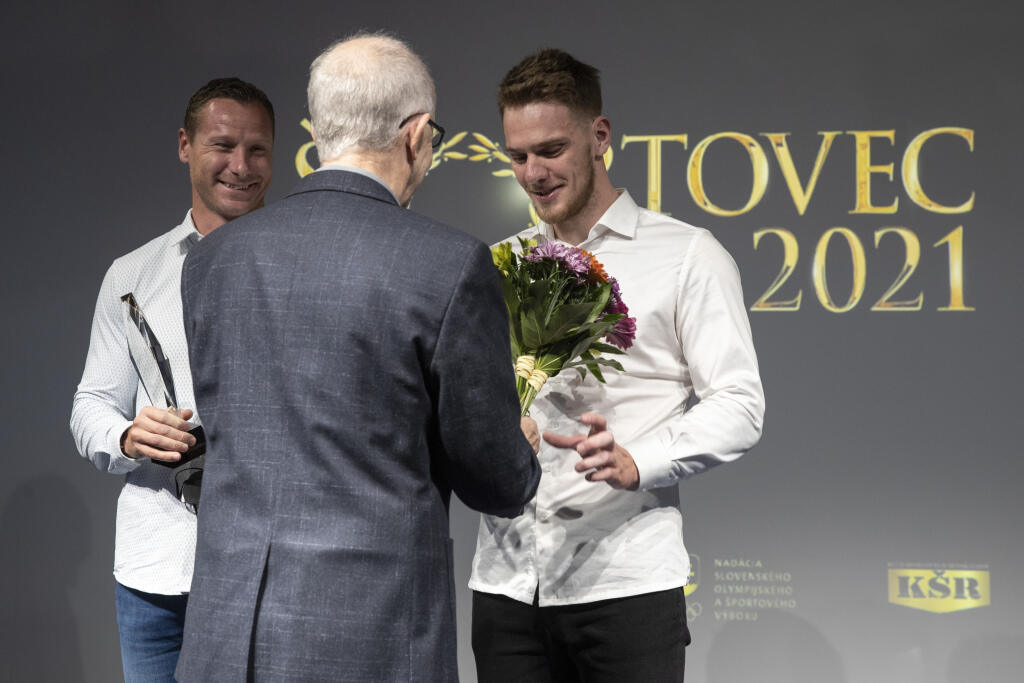 Rýchlostní kanoisti Erik Vlček a Adam Botek si prevzali ocenenie za štvorkajak, ktorý sa stal najlepším kolektívom vďaka bronzu na olympiáde.