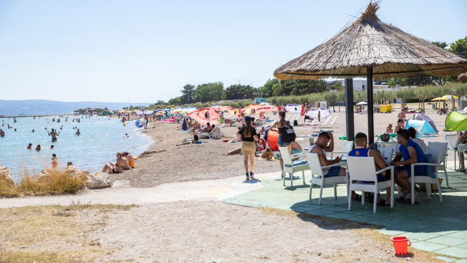 Dovolenka v Chorvátsku po viac ako roku pandémie. V najobľúbenejšej destinácii Slovákov vítajú turistov s otvorenou náručou. Kontroly sú minimálne, no Chorváti dodržiavajú všetky opatrenia, aby prilákali čo najviac ľudí.