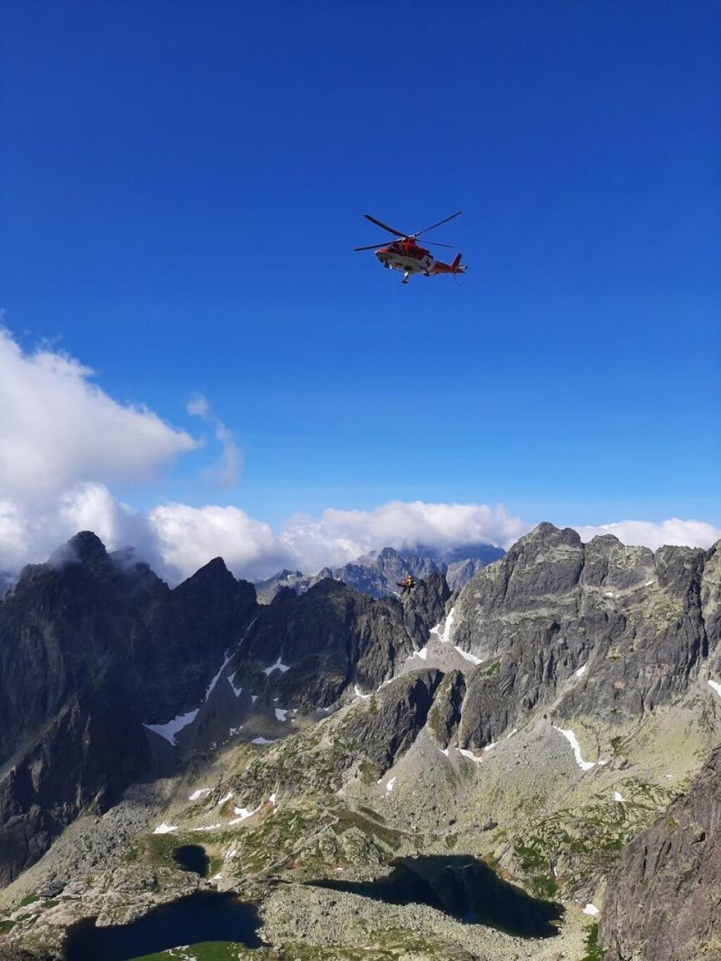 Les sauveteurs de montagne et aériens ont aidé les Polonais dans les Hautes Tatras samedi matin.