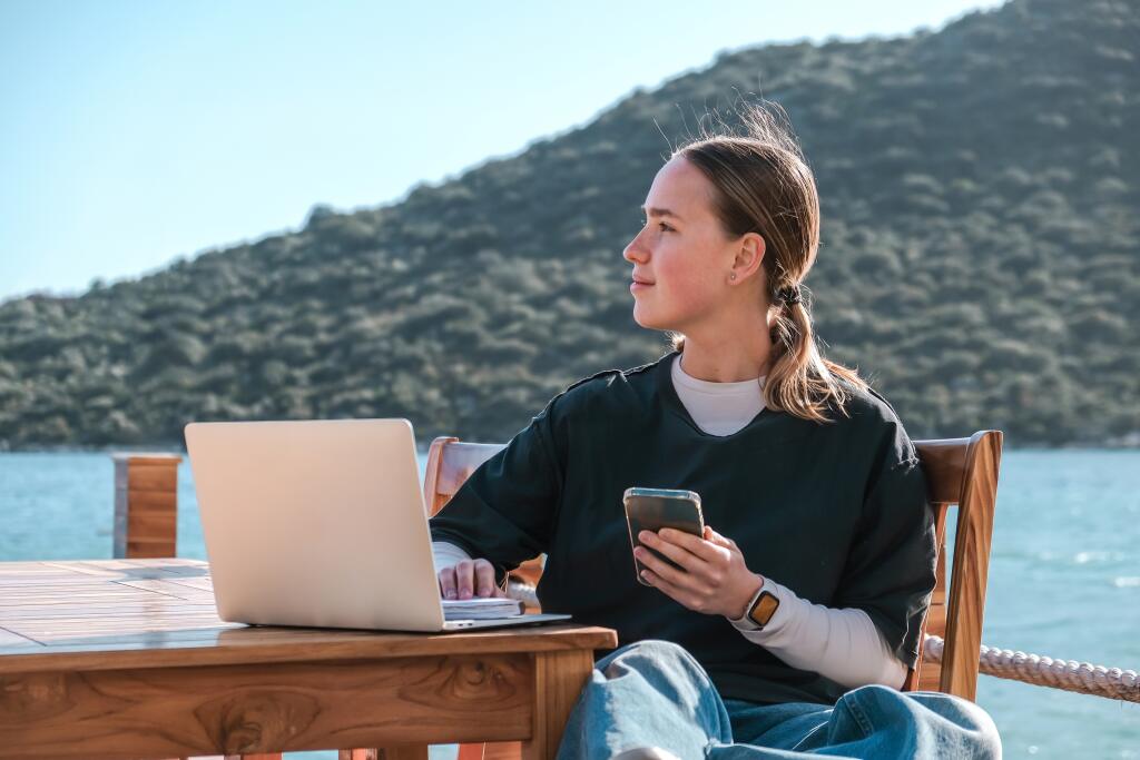 Remotely,Work.freelancer,Works,Remotely,Home.cozy,Workation,,Remote,Work,leisure,,Work,Balance,digital