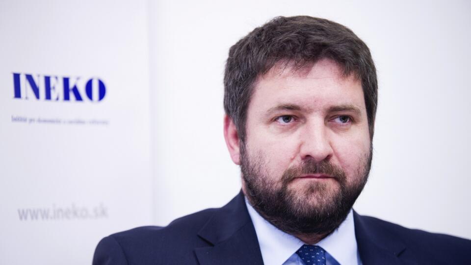 Na snímke analytik Inštitútu pre ekonomické a sociálne reformy (INEKO) Dušan Zachar počas tlačovej konferencie k zverejneniu výsledkov 3. ročníka ocenenia Nemocnica roka 2017 a aktualizácia portálu nemocníc – nemocnice.ineko.sk, 23. októbra 2017 v Bratislave. FOTO TASR – Jakub Kotian
