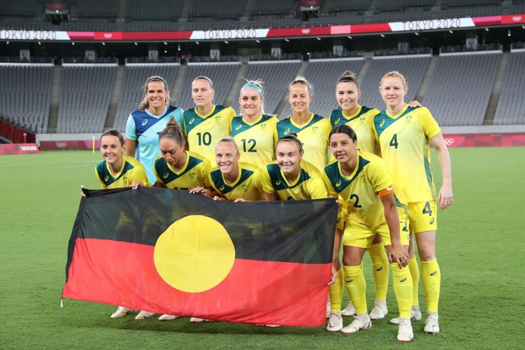 Austrálske futbalistky vytiahli vlajku domorodých aborigéncov.