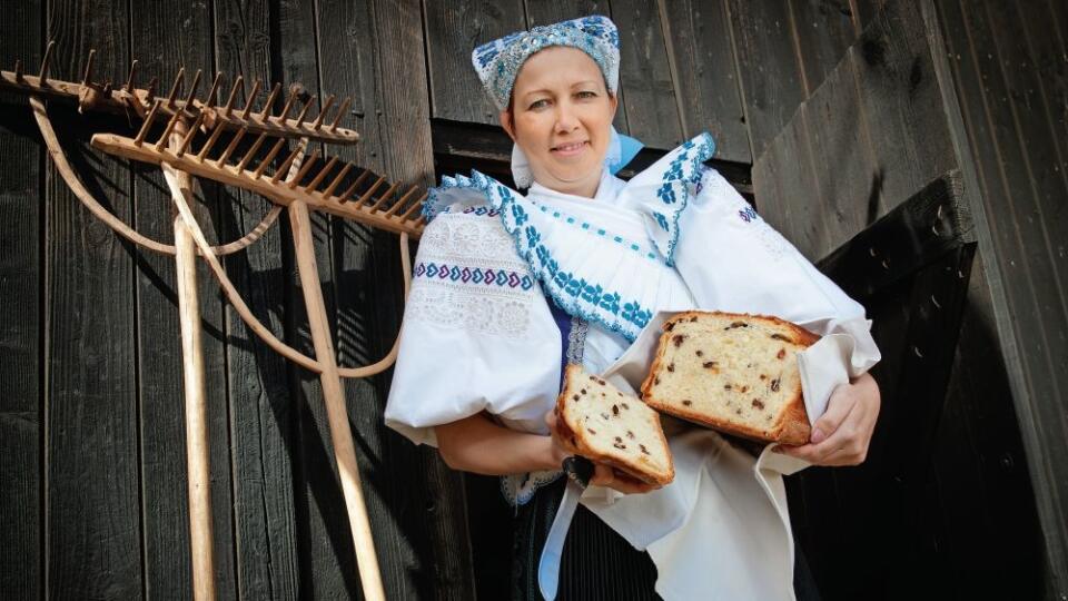 Ženy z folklórneho súboru Detvan pripravili pre čitateľov mesačníka Dobré Jedlo niekoľko tradičných veľkonočných pokrmov z oblasti Detvy. Na snímke je koláč - baba s hrozienkami.