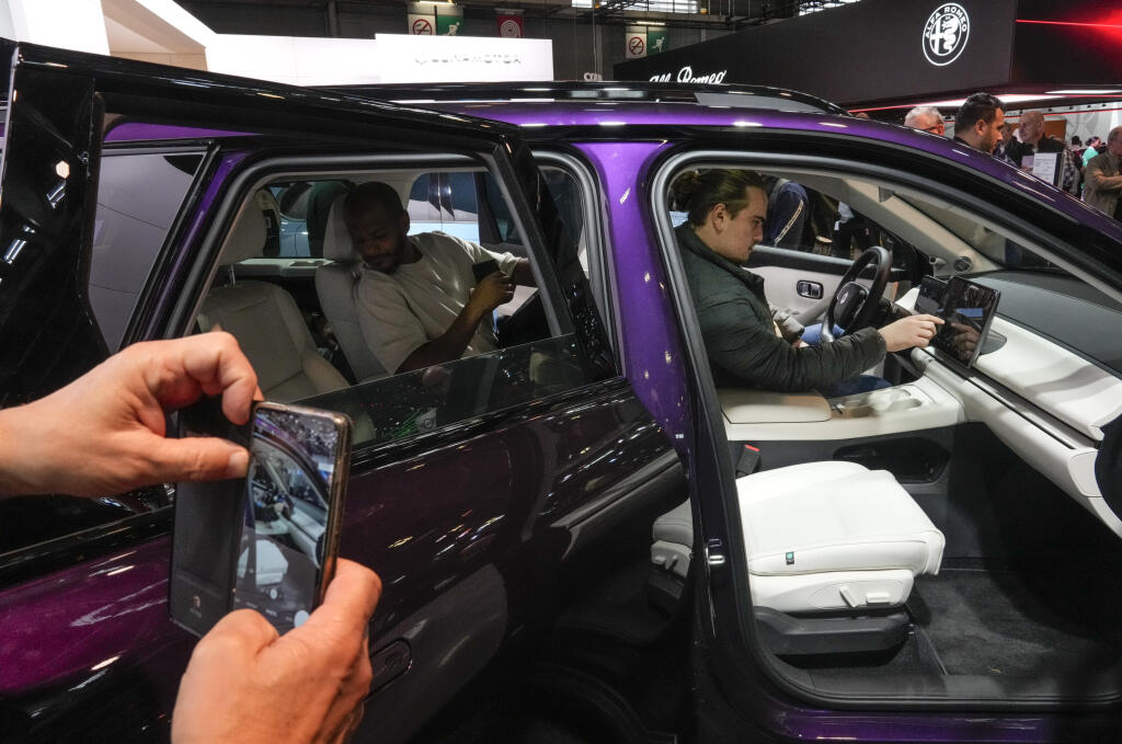 WA 34 Paríž - Ľudia sedia v elektromobile Leapmotor C10 na autosalóne v Paríži v utorok 15. októbra 2024. FOTO TASR/AP 

People sit in Leapmotor C16 electric car at the Paris Auto Show, in Paris, Tuesday, Oct. 15, 2024. (AP Photo/Michel Euler)