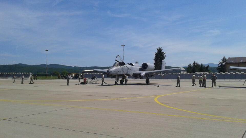 Na snímke lietadlá americkej armády typu A-10C Thunderbolt budú celý tento týždeň cvičiť s našimi armádnymi zložkami letectva. Štyri stroje dnes prileteli na letisko Sliač z Rumunska, kde už nejaký čas pôsobia. Sliač, 18. mája 2015. FOTO TASR - Jozef Poliak