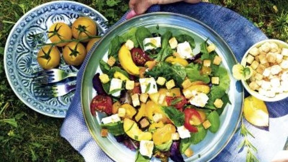 Panzanella s grilovanými broskyňami
