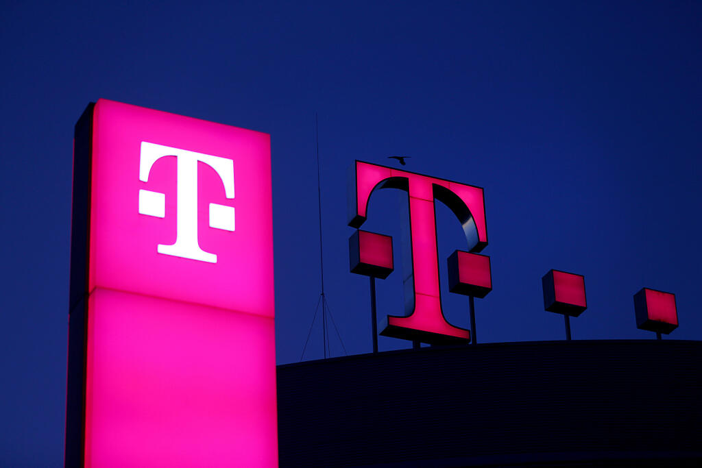 KK23 Bonn - Na archívnej snímke z 13. februára 20019 logo Deutsche Telekom (DT) v Bonne. Nemecký telekomunikačný gigant Deutsche Telekom (DT) vo štvrtok 14. mája 2020 oznámil nárast čistého zisku v 1. štvrťroku 2020 o takmer 2 % vďaka vyšším príjmom v USA a Nemecku. FOTO TASR/DPA
ARCHIV - 13.02.2019, Nordrhein-Westfalen, Bonn: Das Logo der Deutschen Telekom leuchtet auf dem Dach der Unternehmenszentrale. Die Deutsche Telekom veröffentlicht am 14.05.2020 ihre Quartalszahlen. Foto: Oliver Berg/dpa