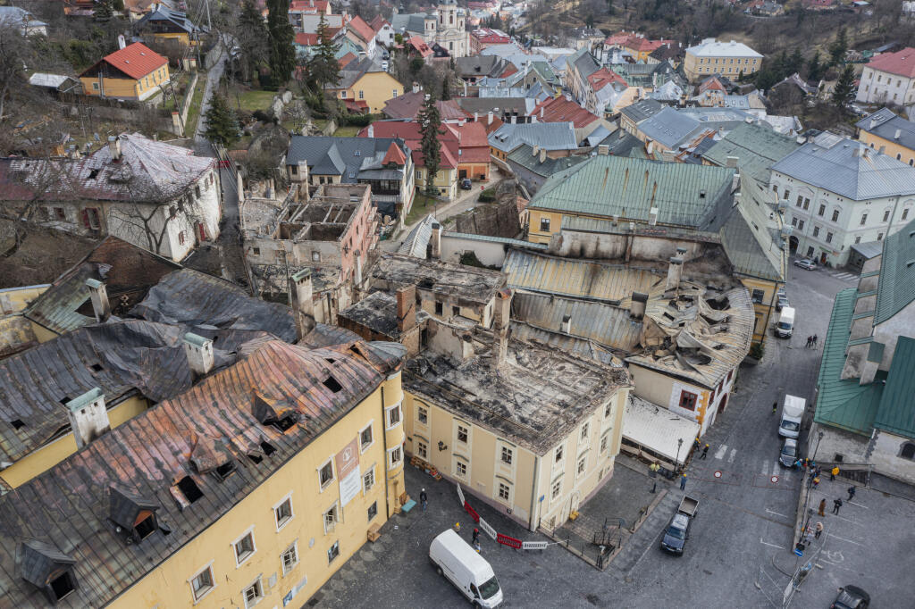 Letecká snímka historických budov po požiari v centre mesta Banská Štiavnica 
