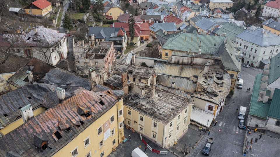 Letecká snímka historických budov po požiari v centre mesta Banská Štiavnica
