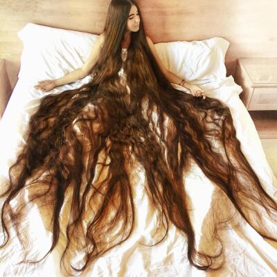 Aliia má najdlhšie vlasy na svete: Dokáže ich používať aj namiesto šiat!