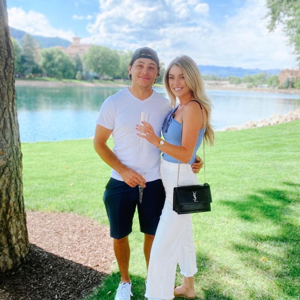 Útočník Los Angeles Kings Trevor Moore randí so sexi Monikou.