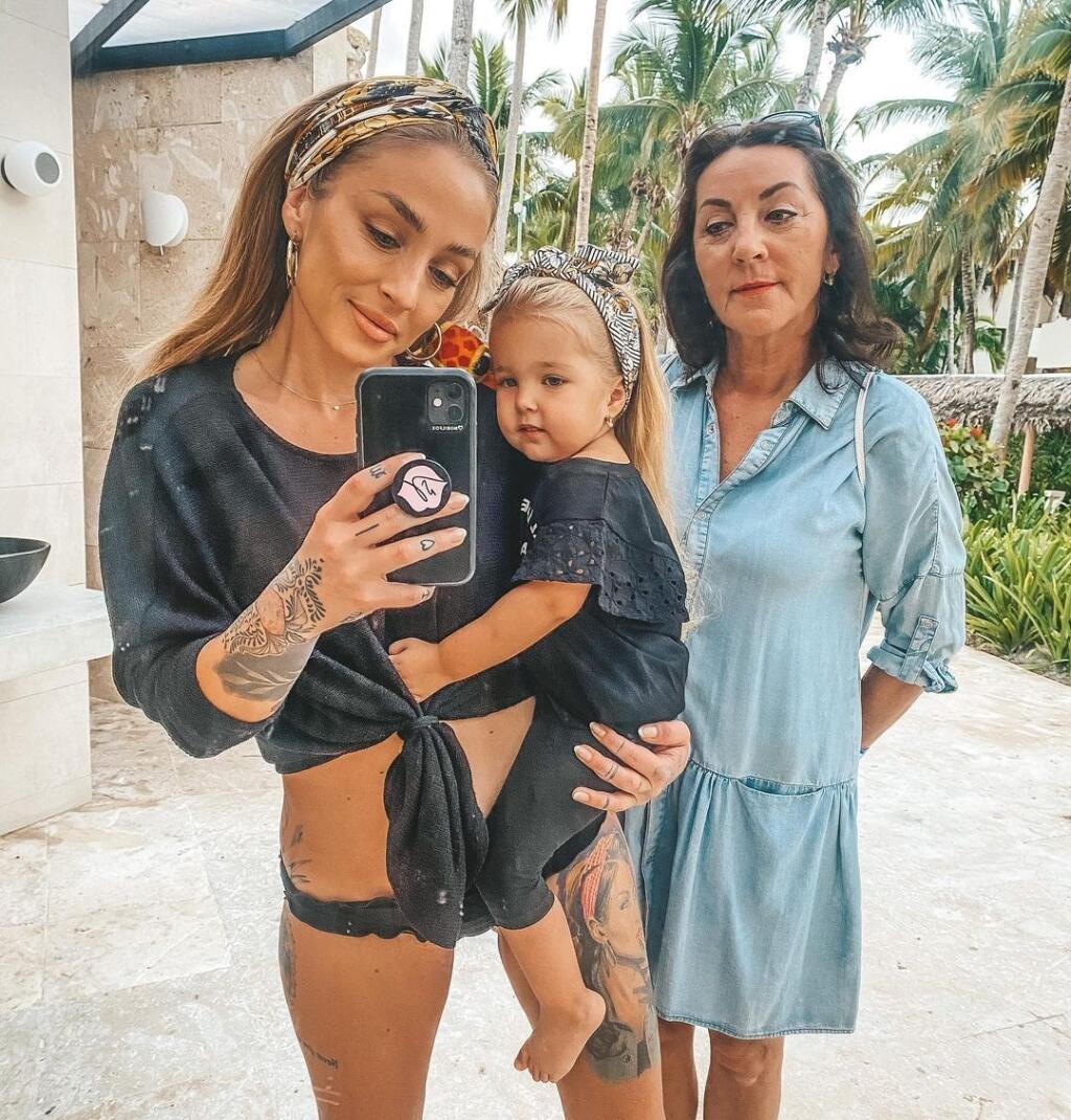 Lucia Sládečková s mamou a dcérkou