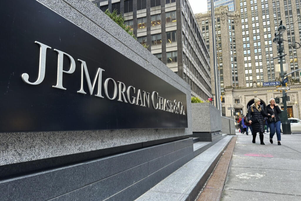 KK8 archív New York - Na archívnej snímke z 29. decembra 2023 ľudia kráčajú okolo sídla banky banka JPMorgan Chase v New Yorku. Americká investičná banka JPMorgan Chase vykázala za 4. štvrťrok 2024 nárast čistého zisku o viac ako 50 %. Prekonala tak odhady analytikov. Za celý rok 2024 dosiahla rekordný zisk. FOTO TASR/AP
FILE - Pedestrians approach JP Morgan Chase headquarters, Wednesday, Dec. 29, 2023, in New York. (AP Photo/Peter Morgan, File)