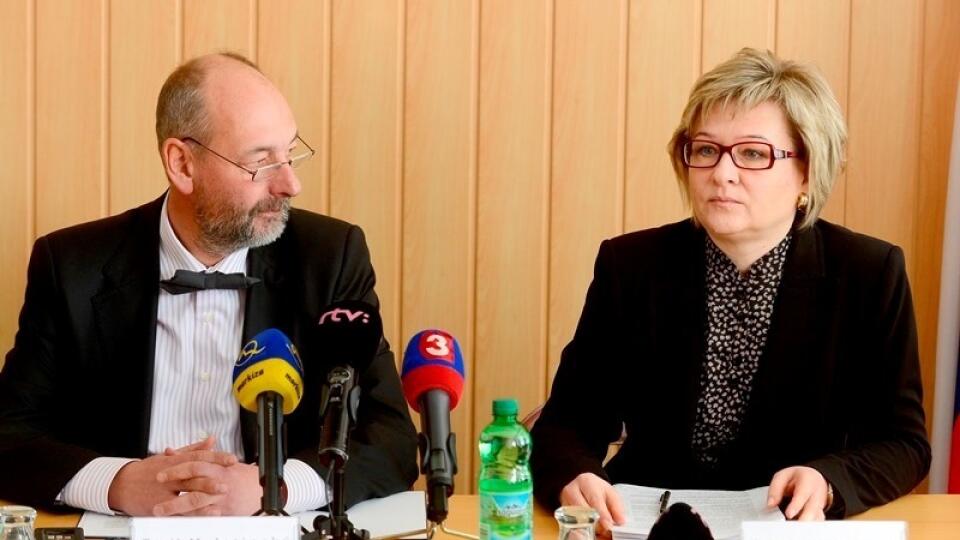 Minister hospodárstva SR Tomáš Malatinský a ústredná riaditeľka Slovenskej obchodnej inšpekcie Nadežda Machútová zhodnotili ročnú činnosť SOI.