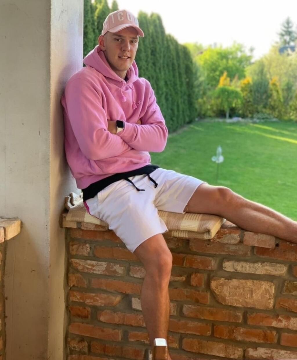 Rýchlostný kanoista Adam Botek stále býva s rodičmi. Olympijskú prémiu by chcel využiť na vlastné bývanie.