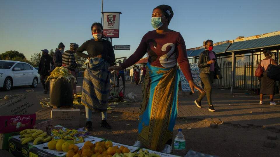 EBE 32 Johannesburg - Na snímke pouliční predavači ovocia ponúkajú tovar na rohu ulice v Katlehongu, východne od Johannesburgu v Južnej Afrike v stredu 6. mája 2020. Južná Afrika začala postupne uvoľňovať prísne karanténne opatrenia kvôli pandémii nového koronavírusu. FOTO TASR/AP 
Street vendors, wearing face masks as a precaution against the spread of the new coronavirus, sell fruit on the street corner in Katlehong, east of Johannesburg, South Africa, Wednesday, May 6, 2020. South Africa bega