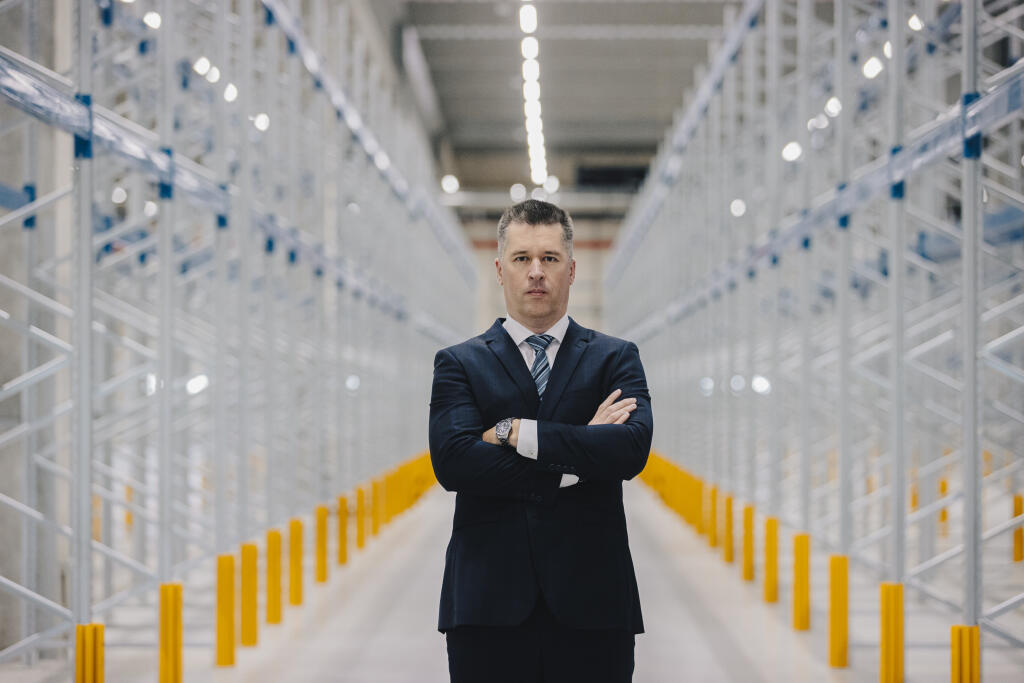 Na snímke Tomáš Staňo, CFO spoločnosti BILLA Slovensko, v novom centrálnom sklade spoločnosti v logistickom parku Sereď-Juh